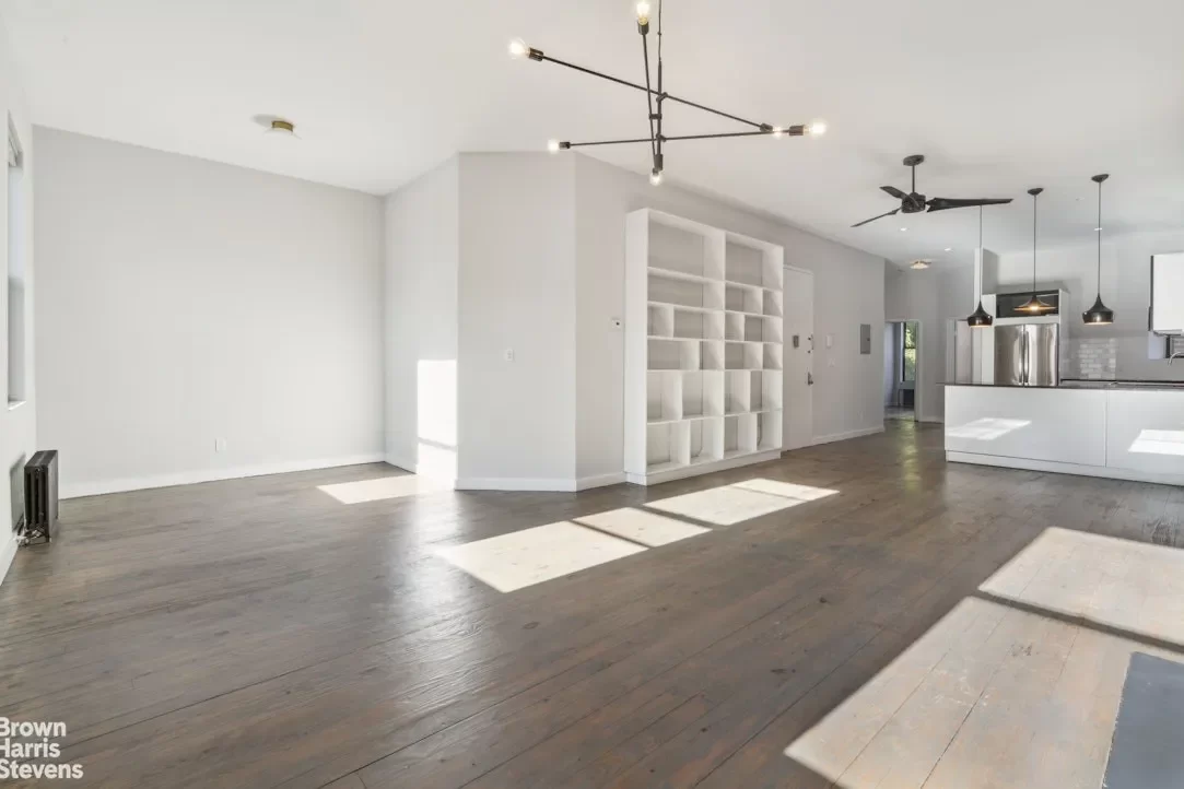 8BR Townhouse for Sale in Manhattan, NY