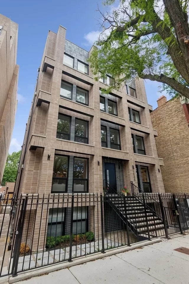 4BR Condo for Sale in Chicago, IL