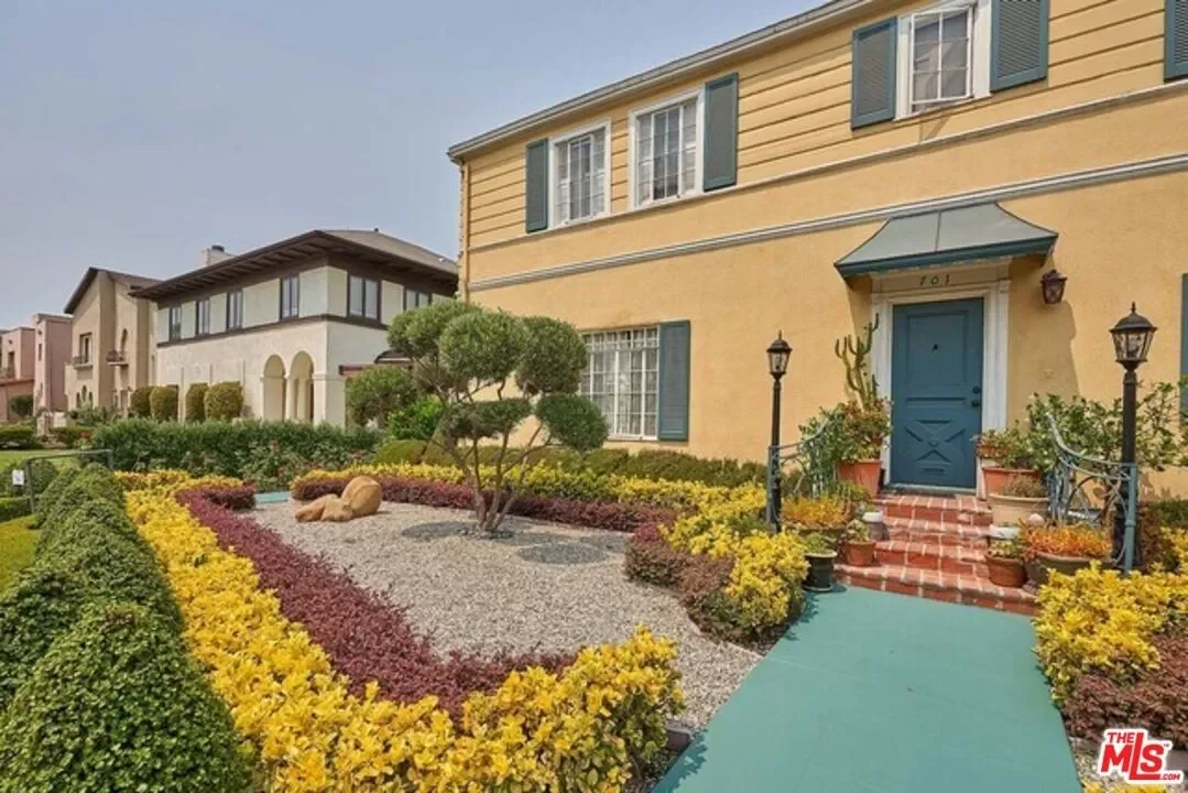 8BR Multi-Family for Sale in Los Angeles, CA