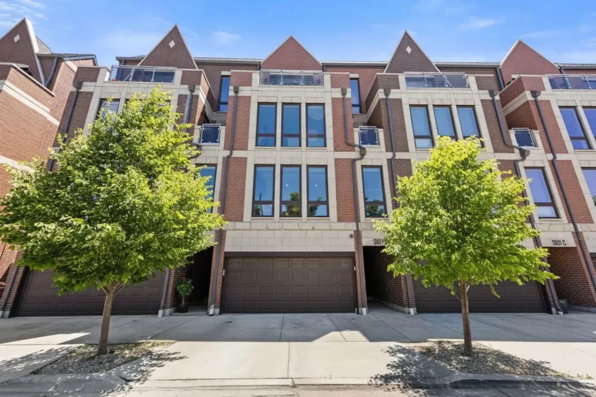 4BR Townhouse for Sale in Chicago, IL