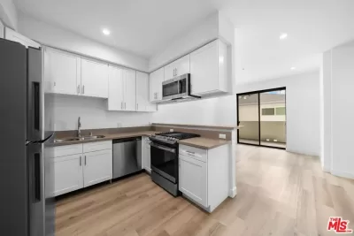 2BR Townhouse for Rent in Los Angeles, CA