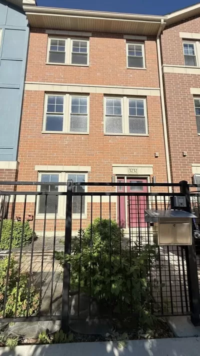 4BR Townhouse for Sale in Chicago, IL