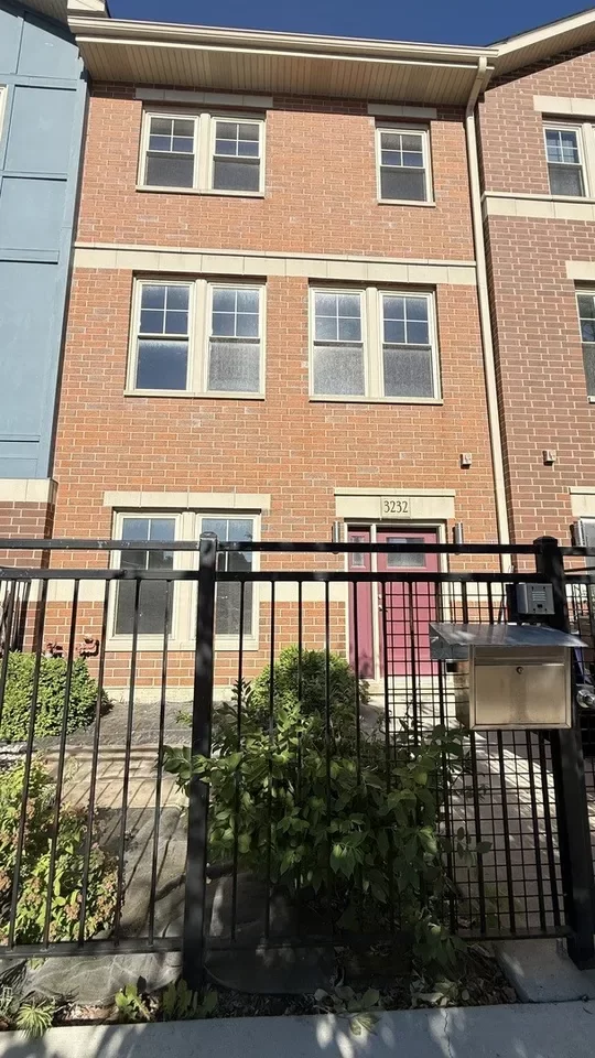 4BR Townhouse for Sale in Chicago, IL