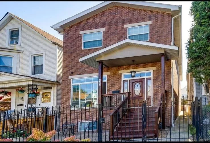 4BR House for Sale in Chicago, IL