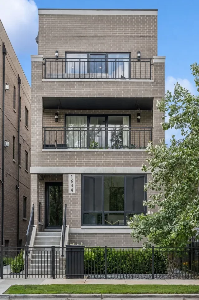 2BR Condo for Sale in Chicago, IL