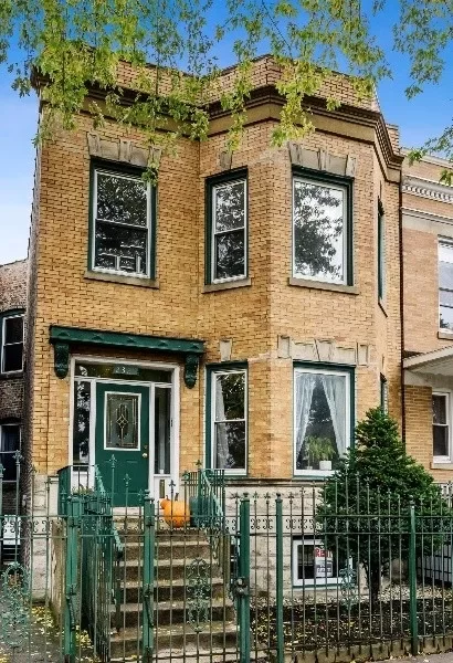6BR Multi-Family for Sale in Chicago, IL