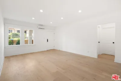 2BR Townhouse for Sale in Los Angeles, CA