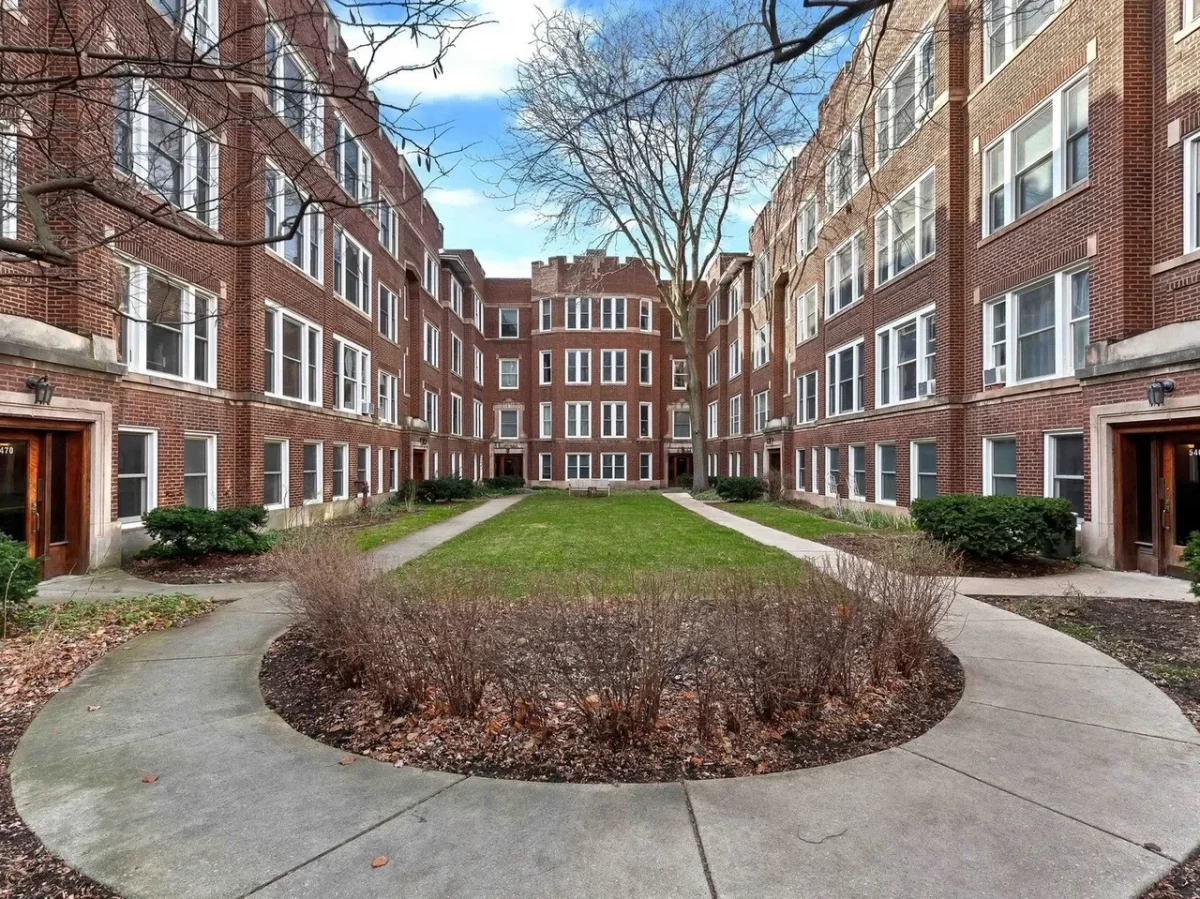 2BR House for Sale in Chicago, IL