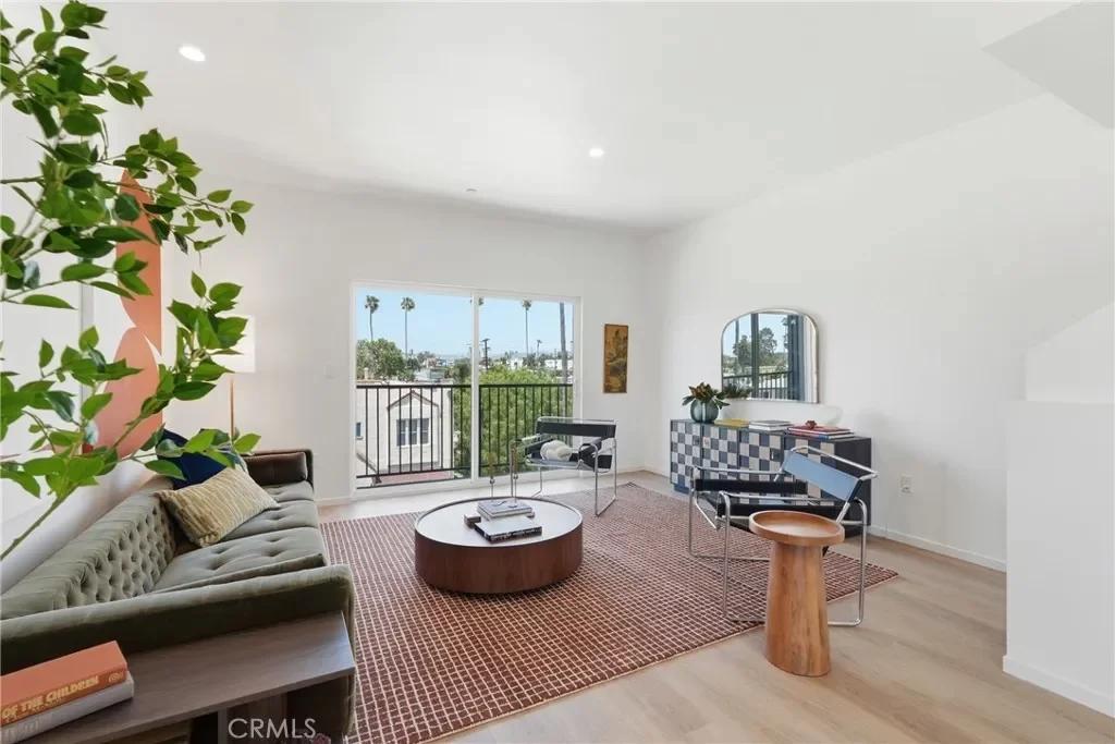 3BR Townhouse for Sale in Los Angeles, CA