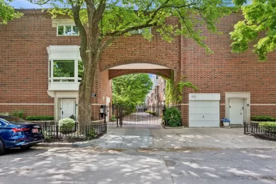 3BR Townhouse for Sale in Chicago, IL