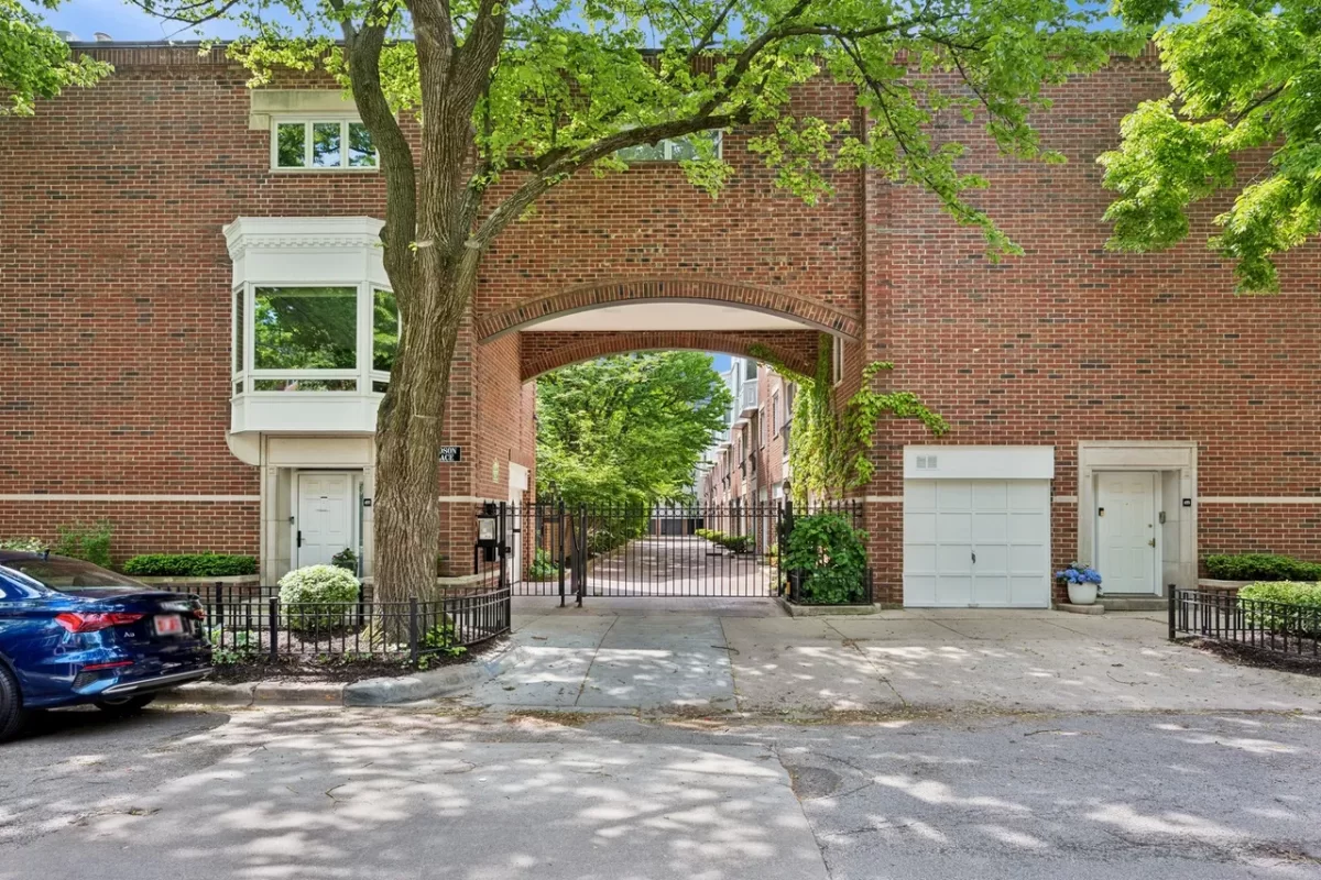 3BR Townhouse for Sale in Chicago, IL