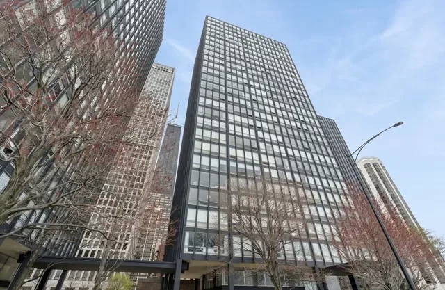2BR House for Sale in Chicago, IL