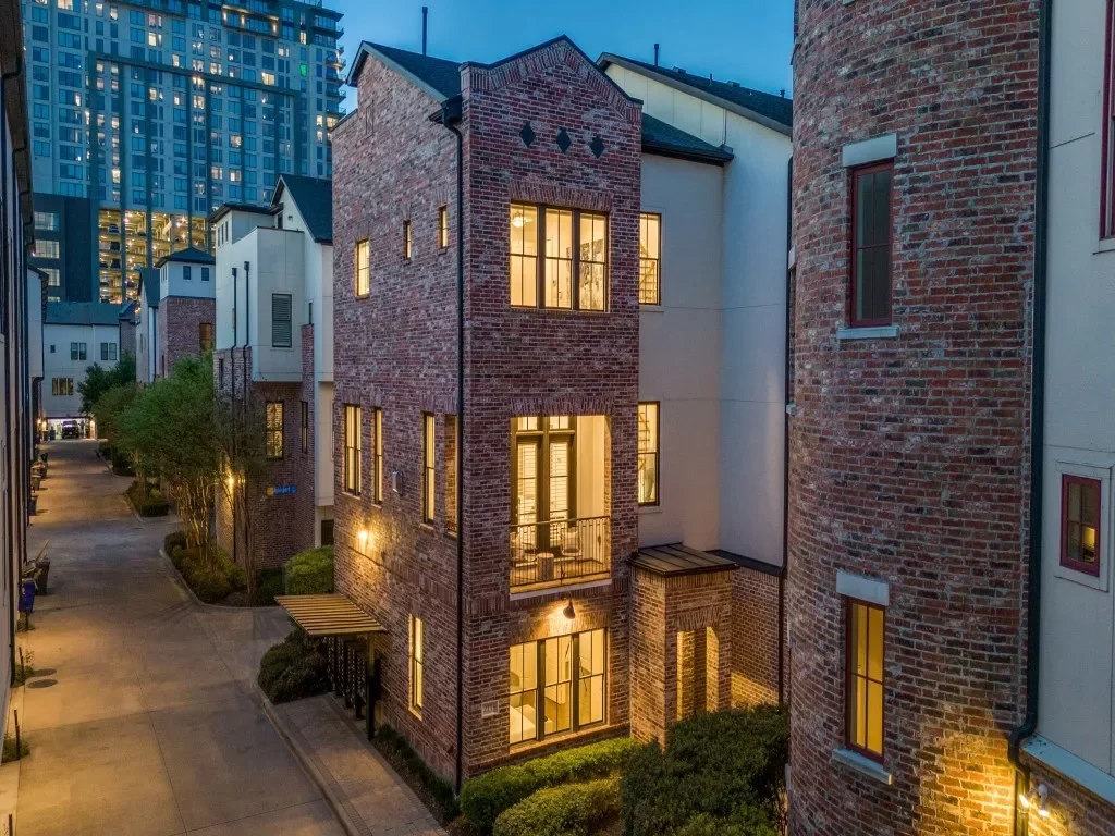 3BR Townhouse for Sale in Dallas, TX
