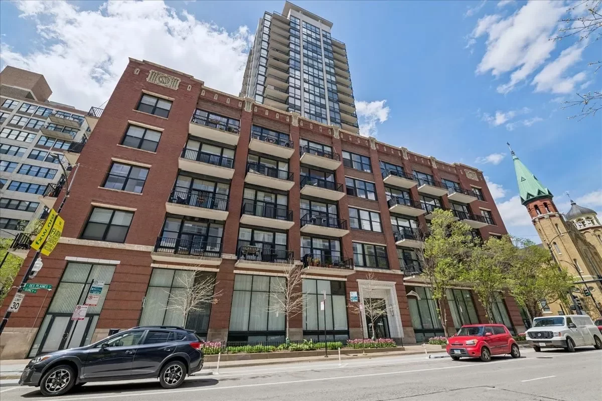 2BR Condo for Sale in Chicago, IL