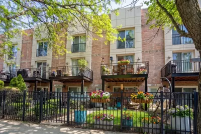 2BR Townhouse for Sale in Chicago, IL