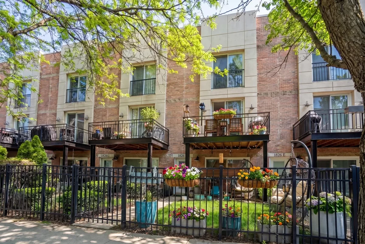 2BR Townhouse for Sale in Chicago, IL