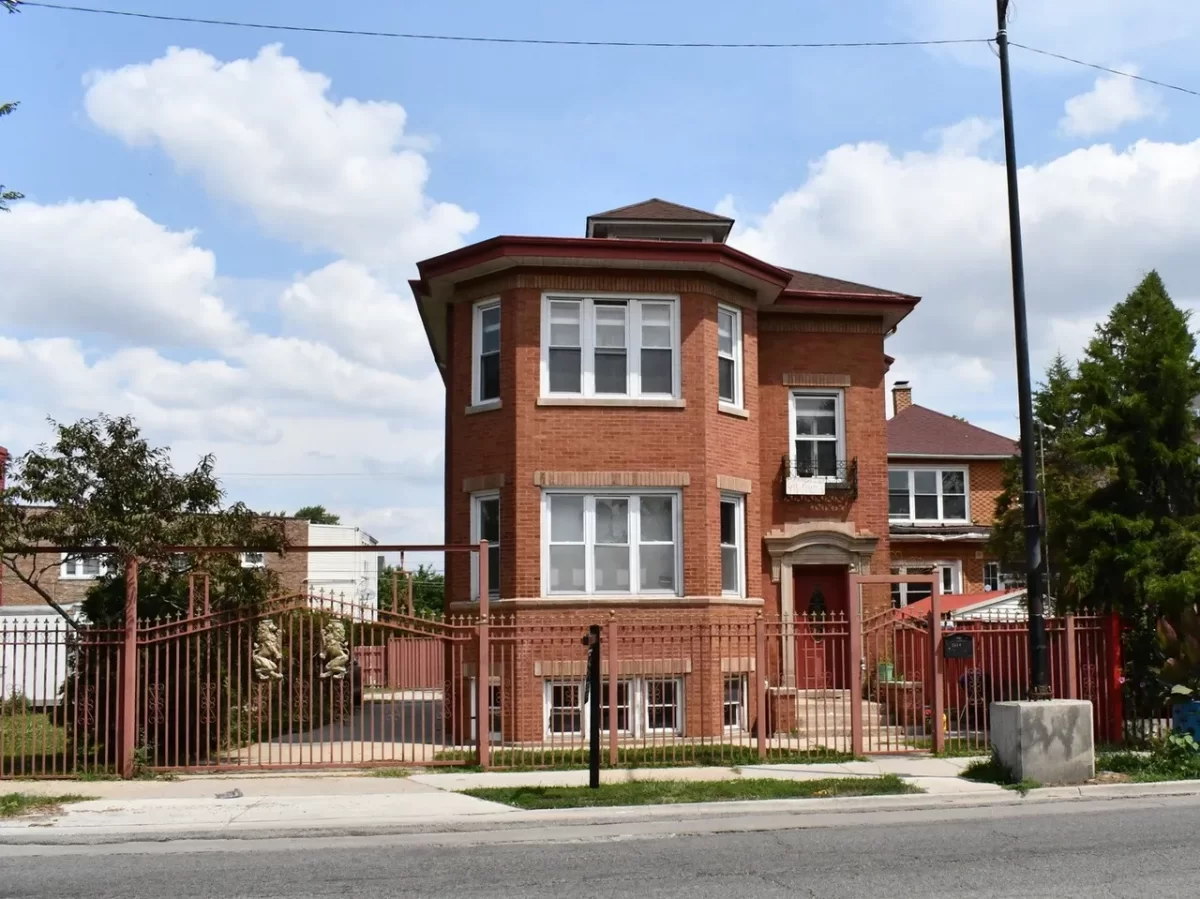 6BR Multi-Family for Sale in Chicago, IL