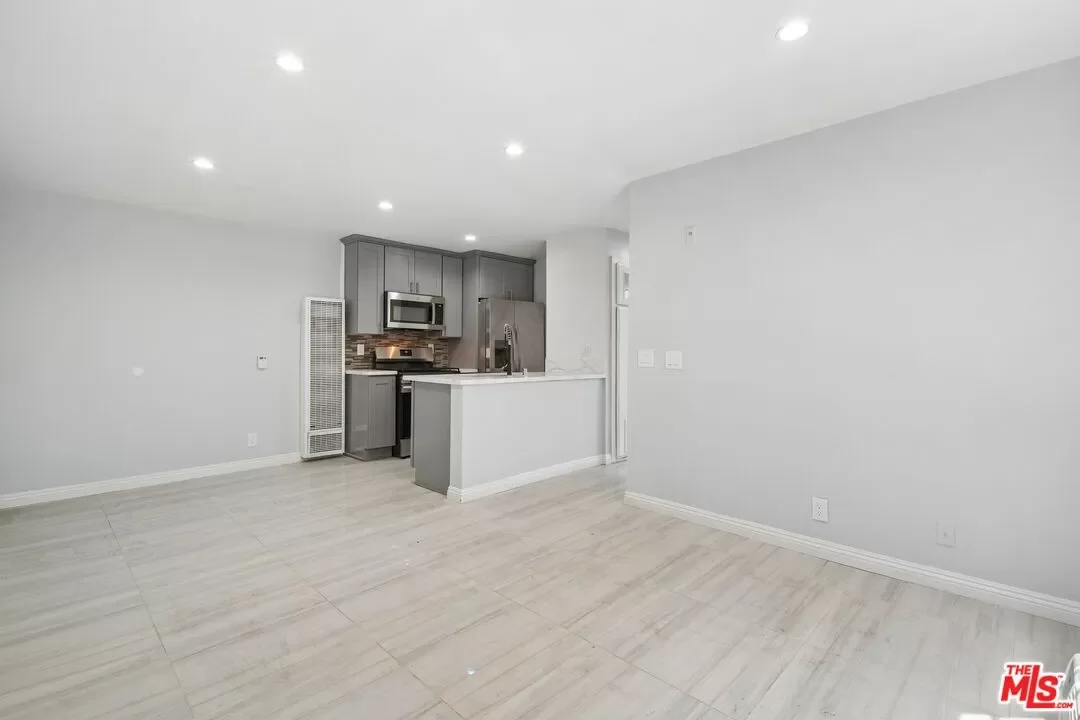 2BR Townhouse for Rent in Los Angeles, CA