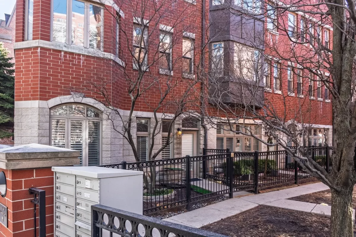 3BR Townhouse for Sale in Chicago, IL