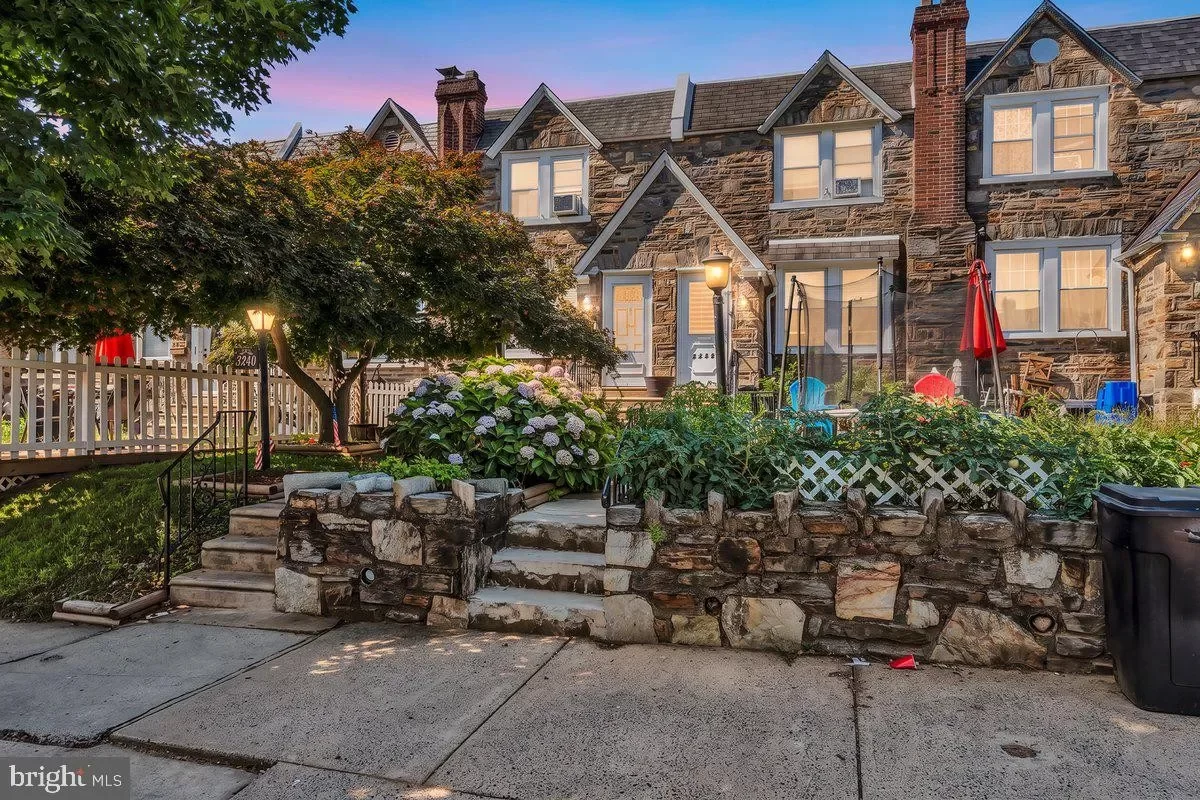 3BR Townhouse for Sale in Philadelphia, PA