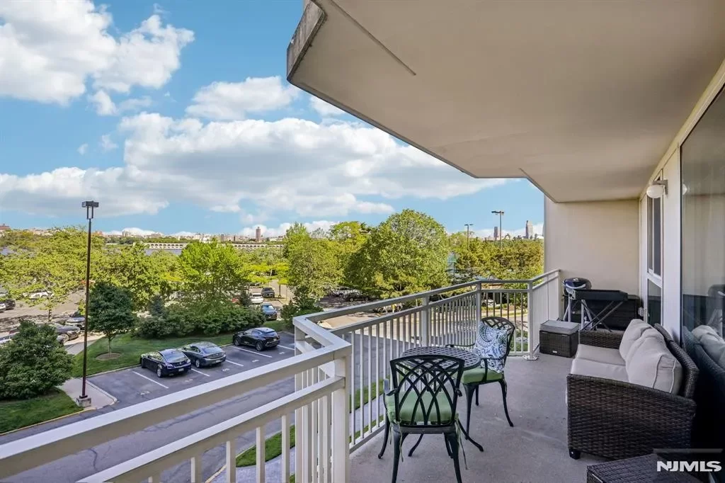2BR Condo for Sale in Edgewater, NJ