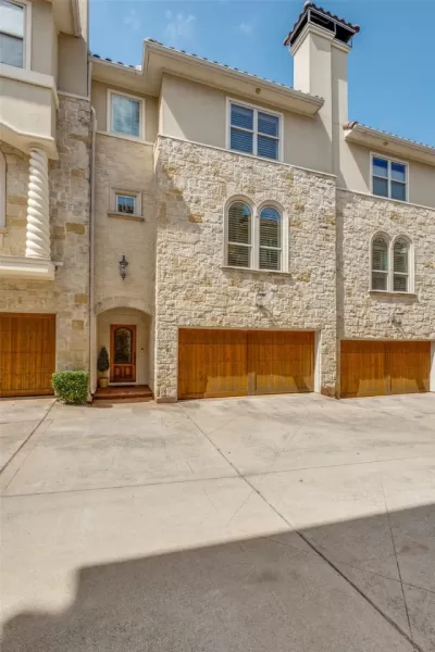 3BR Townhouse for Sale in Dallas, TX