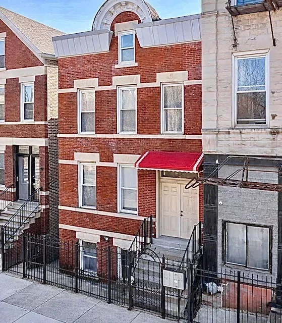 6BR Multi-Family for Sale in Chicago, IL