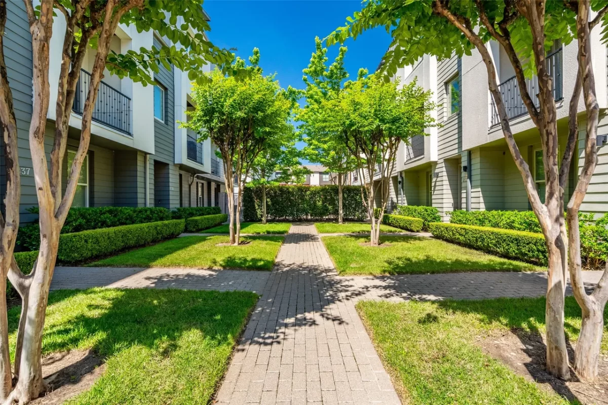 3BR Townhouse for Sale in Dallas, TX