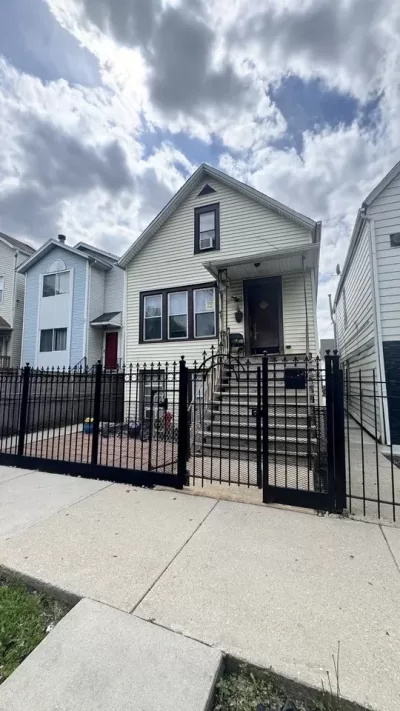 4BR Multi-Family for Sale in Chicago, IL