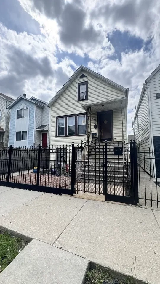 4BR Multi-Family for Sale in Chicago, IL