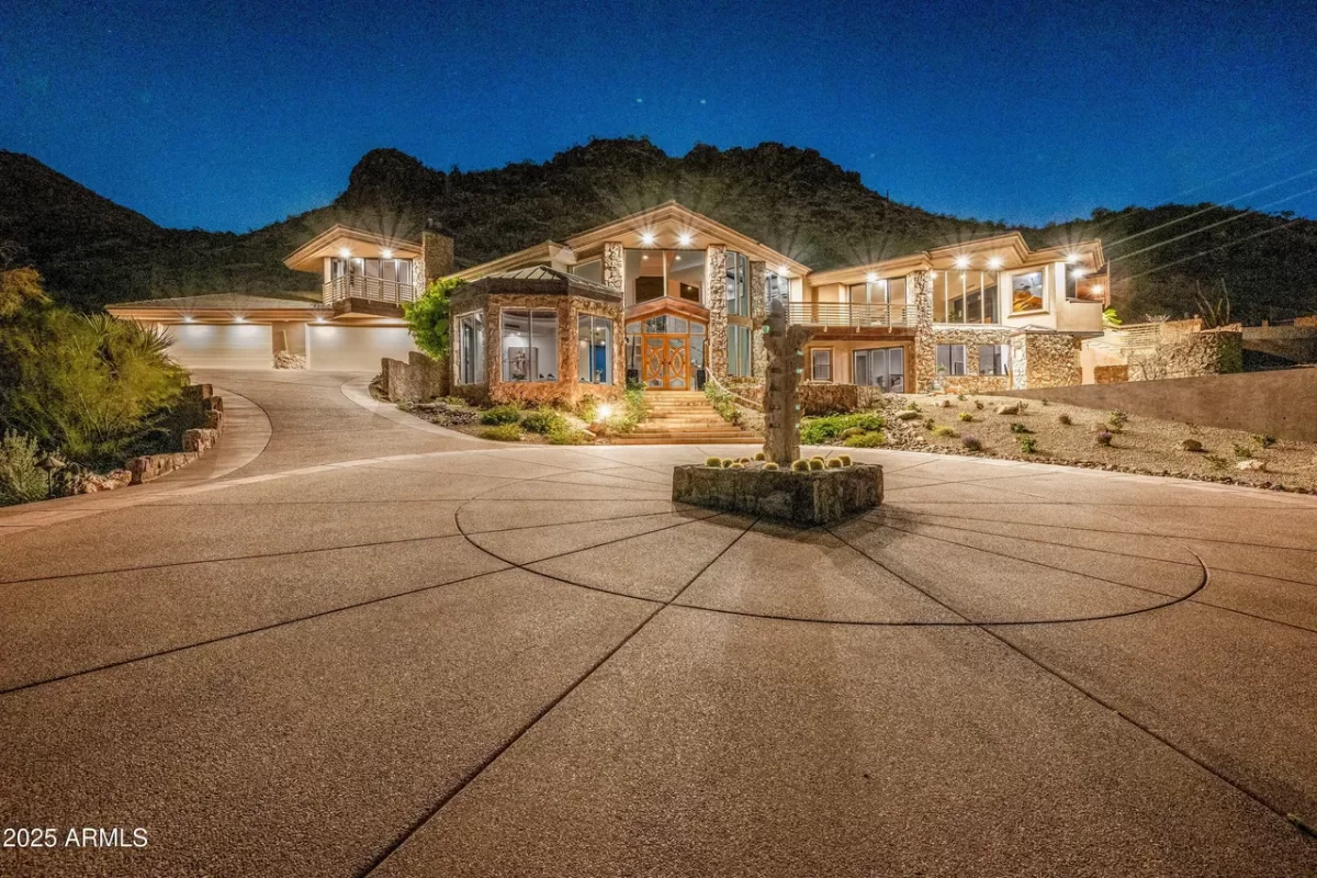 4BR House for Sale in Paradise Valley, AZ