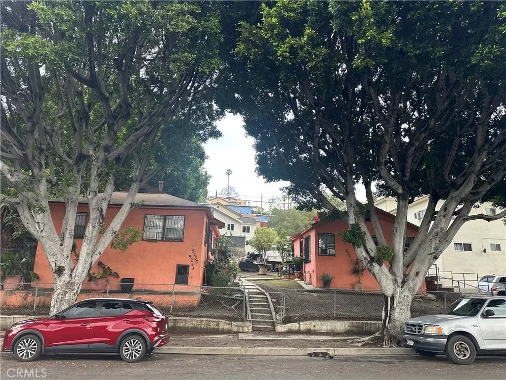 3BR Multi-Family for Sale in Los Angeles, CA