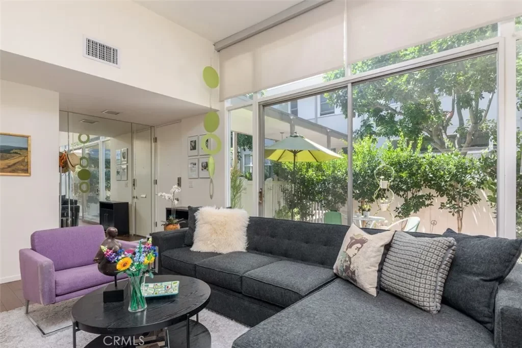 2BR Townhouse for Sale in Burbank, CA