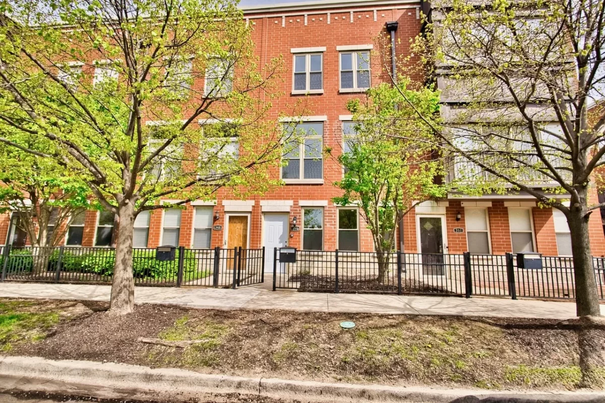 2BR Townhouse for Sale in Chicago, IL