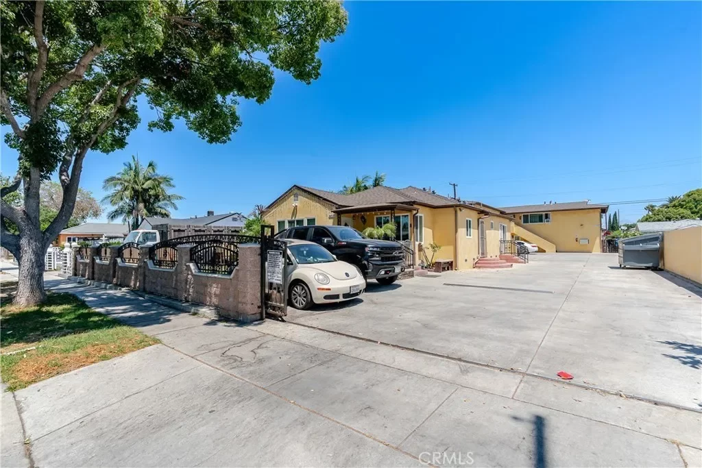 6BR Multi-Family for Sale in Bell Gardens, CA