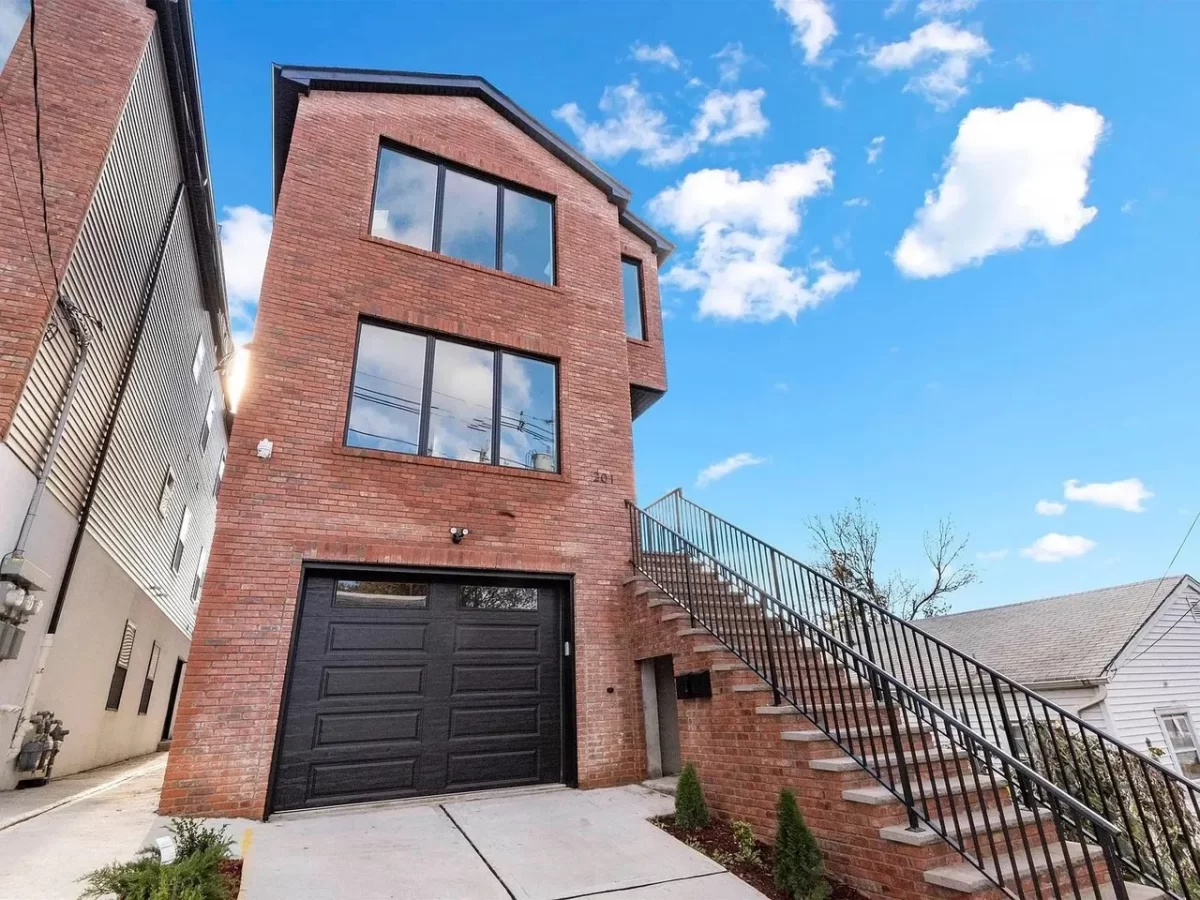 6BR Multi-Family for Sale in Jersey City, NJ