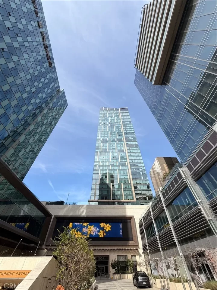 Condo for Sale in Los Angeles, CA