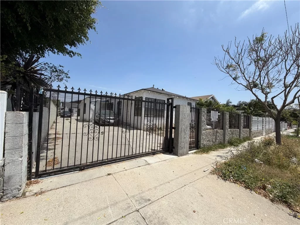 4BR Multi-Family for Sale in Los Angeles, CA