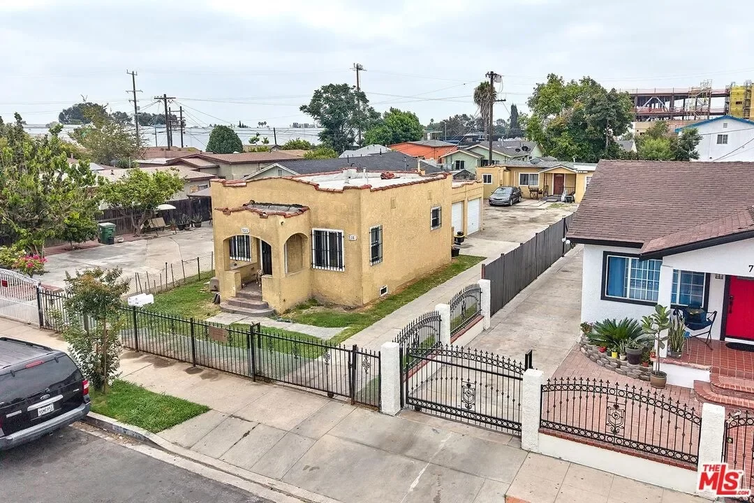 4BR Multi-Family for Sale in Los Angeles, CA