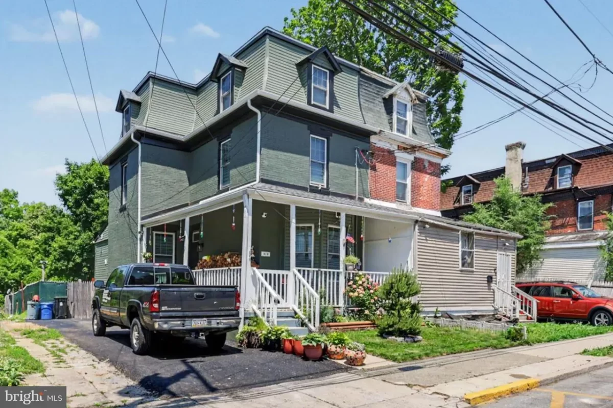4BR Townhouse for Sale in Darby, PA