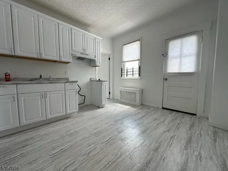 3BR Multi-Family for Rent in Lyndhurst, NJ