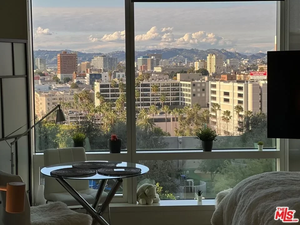 Condo for Sale in Los Angeles, CA