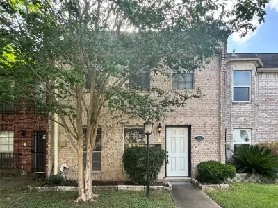 2BR Townhouse for Sale in Bellaire, TX