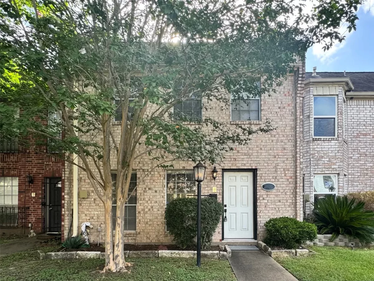 2BR Townhouse for Sale in Bellaire, TX