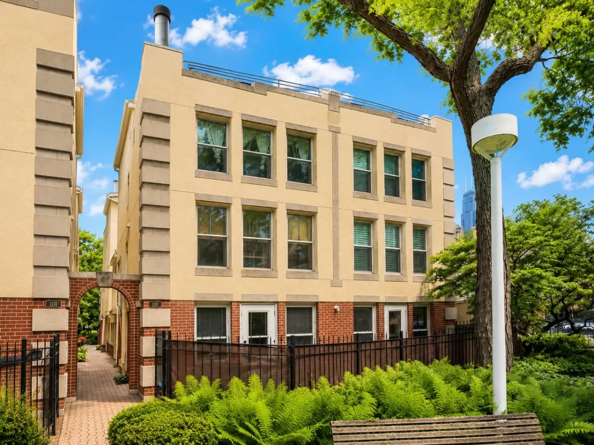 2BR Townhouse for Rent in Chicago, IL