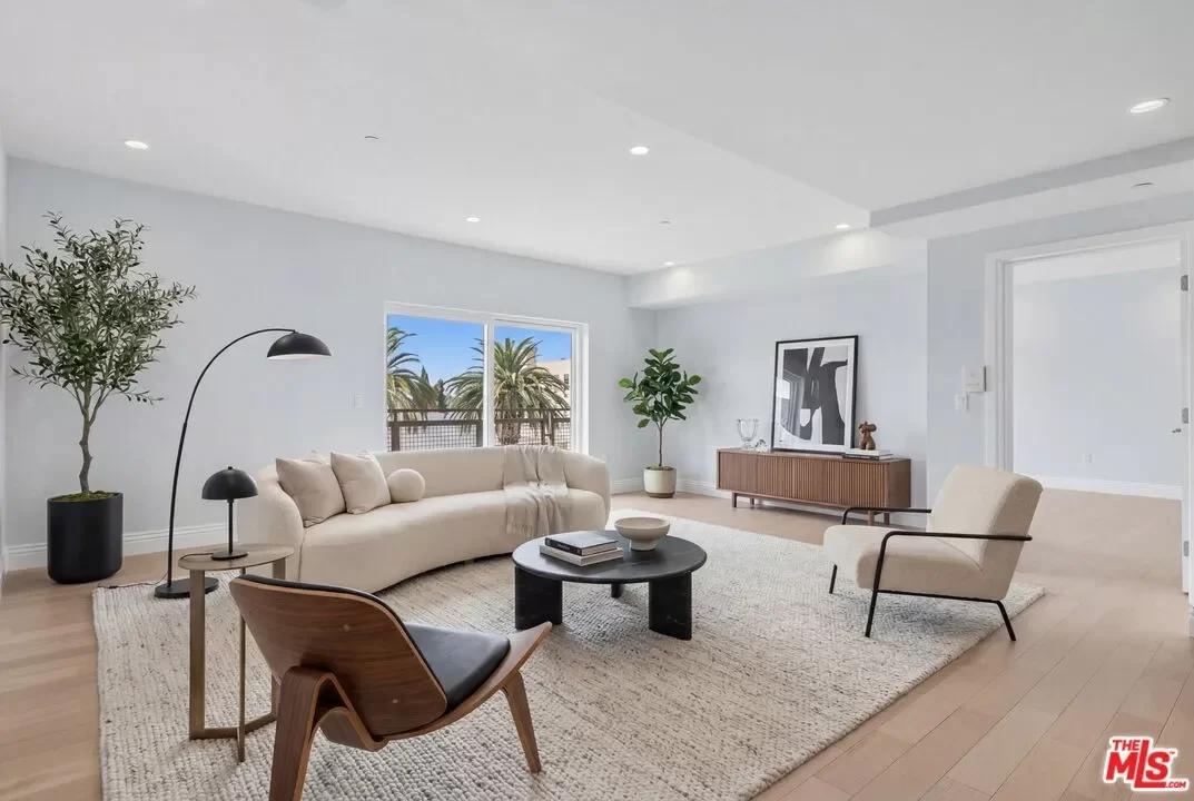 2BR Condo for Sale in Los Angeles, CA