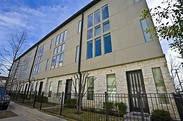 2BR Townhouse for Rent in Dallas, TX