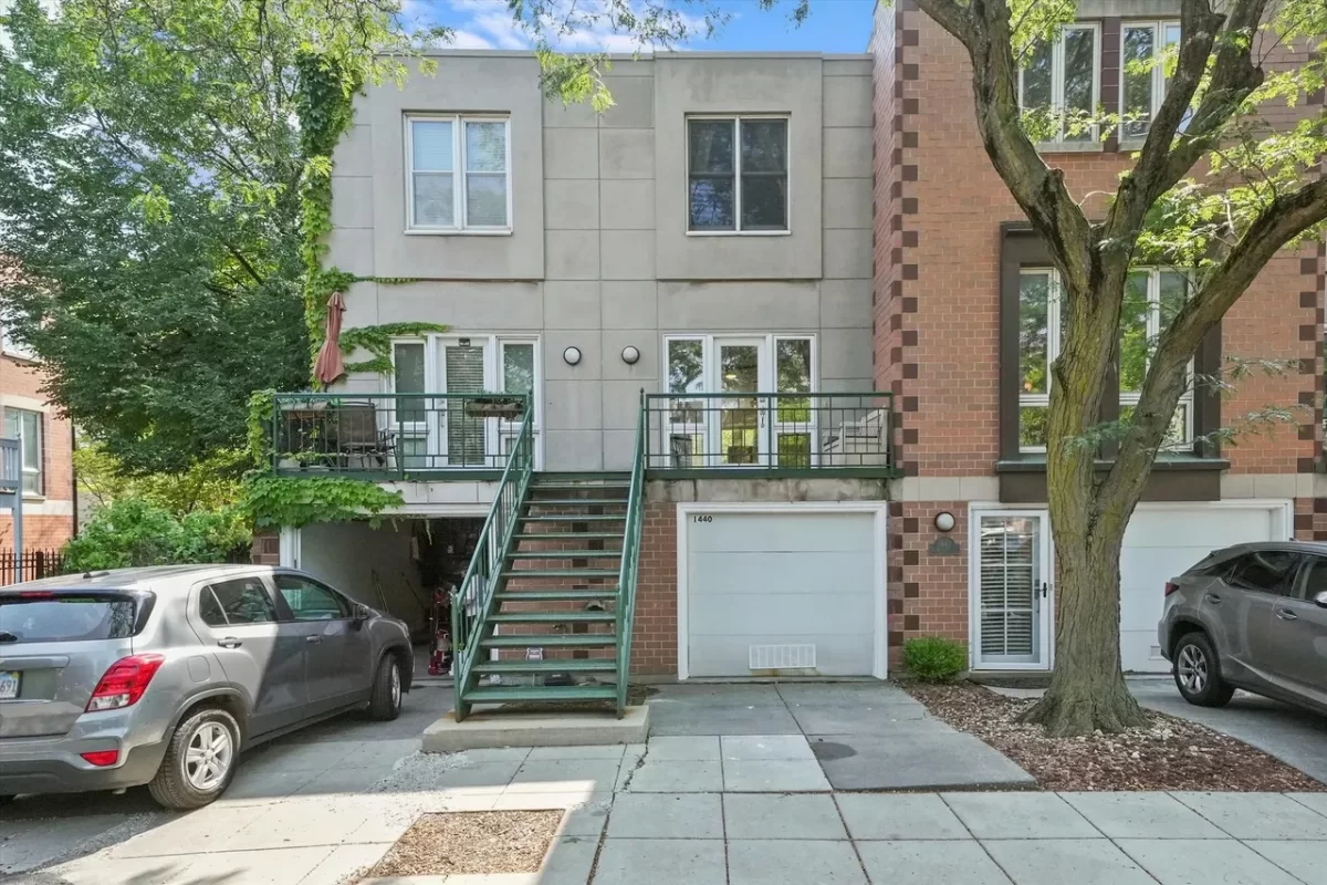 2BR Townhouse for Sale in Chicago, IL