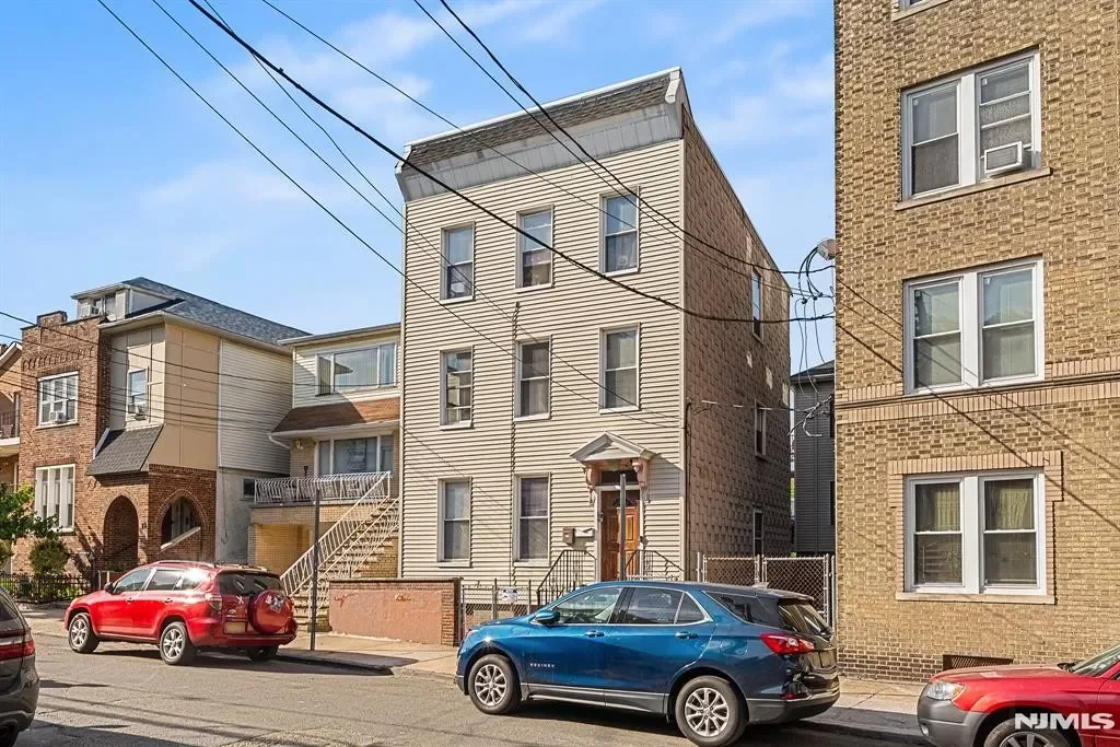 6BR Multi-Family for Sale in Jersey City, NJ