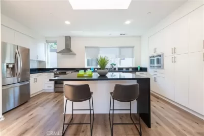 3BR Townhouse for Sale in Los Angeles, CA